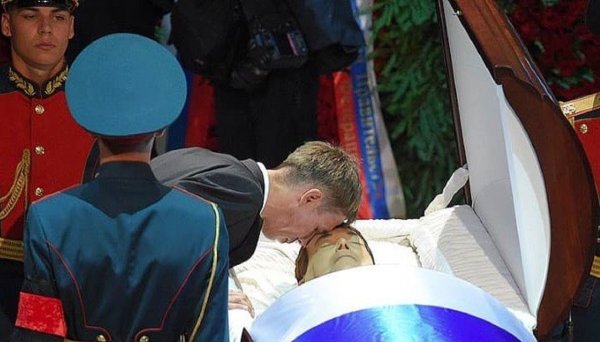«Это не хайп и не пиар»: Панин поделился в Instagram фото с похорон Кобзона