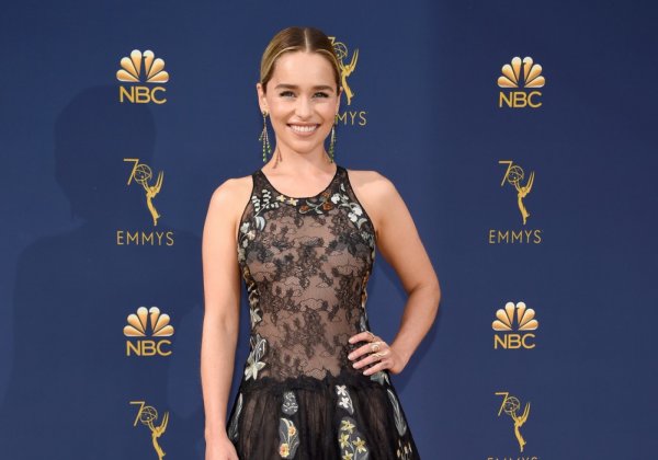 Эмилия Кларк появилась на Emmy-2018 в платье с «голым» лифом