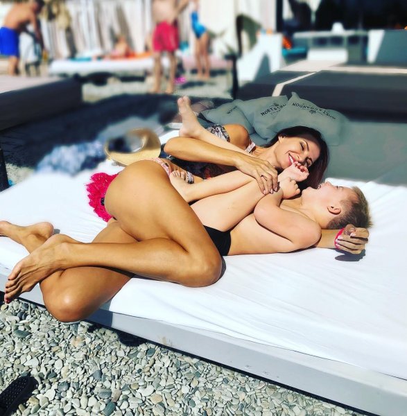 «С голым задом перед сыном»: Бледанс скопировала неудачное фото Седоковой