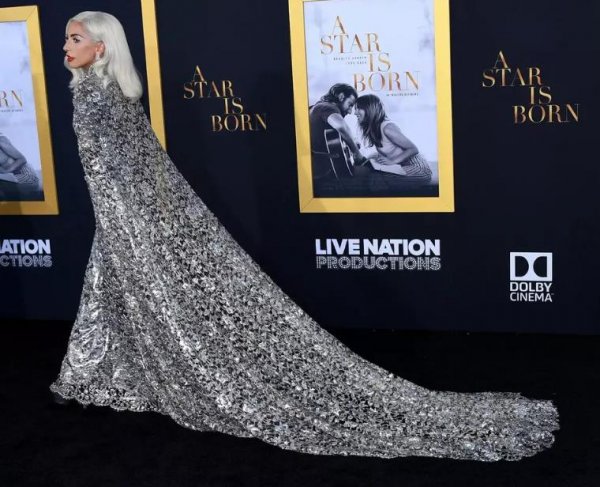 Леди Гага поразила нарядом на премьере фильма «Звезда родилась»