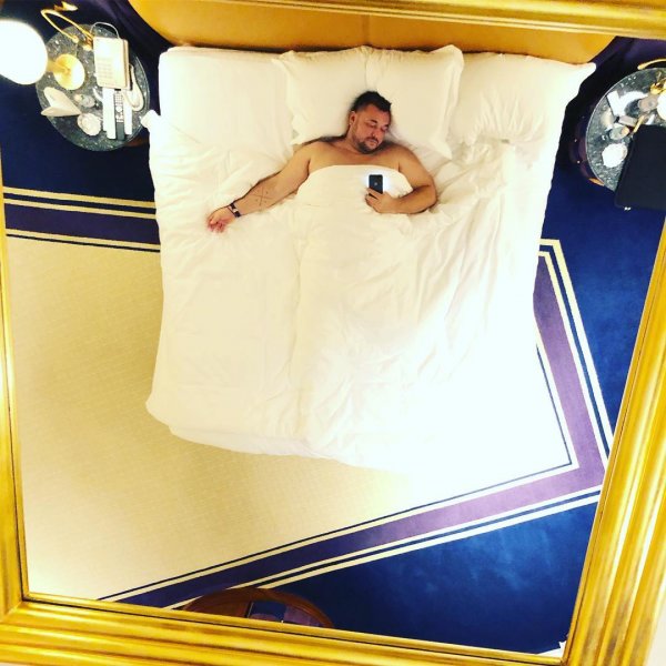 Егор Крид и Сергей Жуков поразили фанатов снимками в одной постели