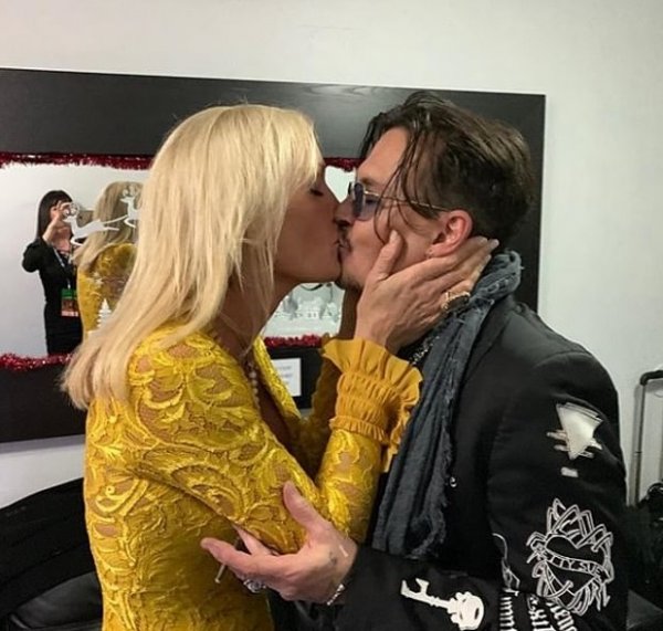 Джонни Дэппа засняли целующимся с блондинкой
