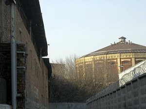 В Москве бетонной плитой раздавлен "КамАЗ"