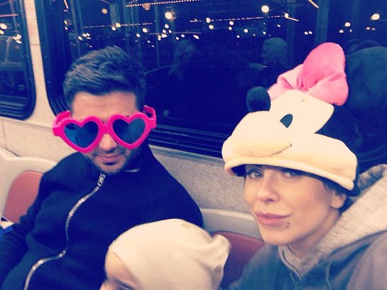 Ани Лорак с мужем и дочкой проехалась в метро