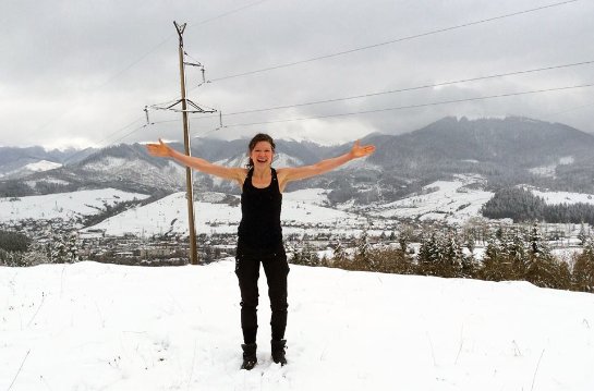 Руслана обтерлась снегом в Карпатах