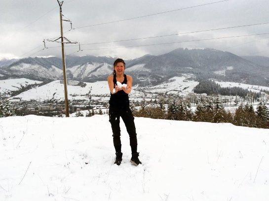 Руслана обтерлась снегом в Карпатах