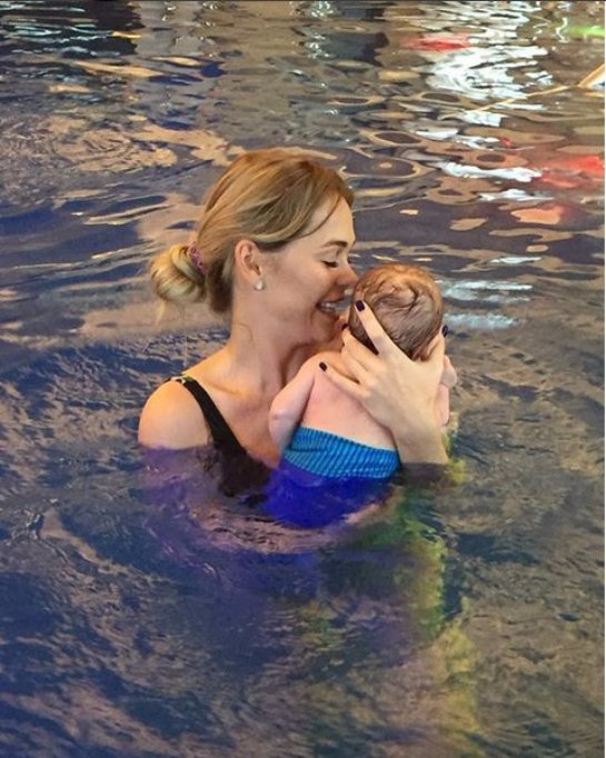Анна Хилькевич учит маленькую дочку плавать