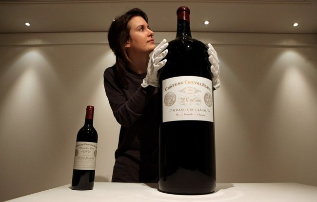 На аукционе Christie's продали самую дорогую в мире бутылку вина